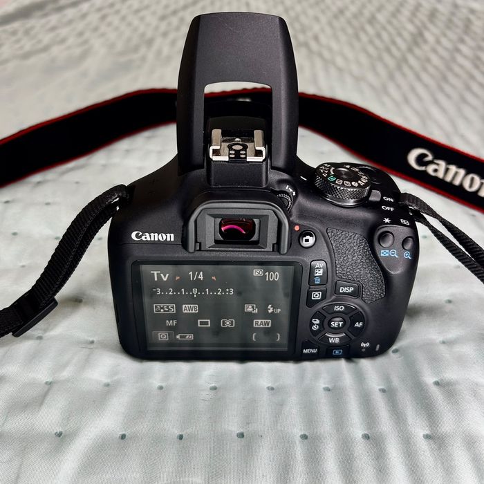 KIT Máquina fotográfica Canon EOS 2000D