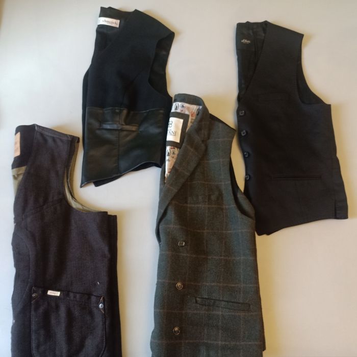 4 kamizelki różnej marki.
