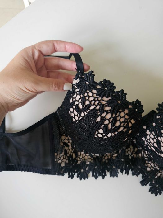 Bralet preto e nude com renda