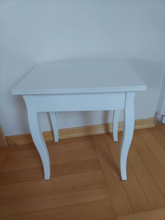 Biały taboret na sprzedaż