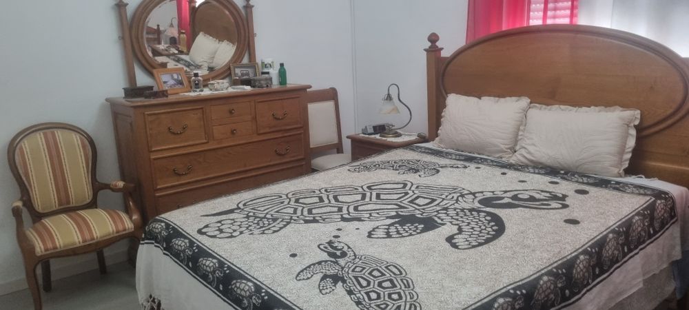 Quarto casal, cama+ 2 mesas cabeceira + comoda + cadeira