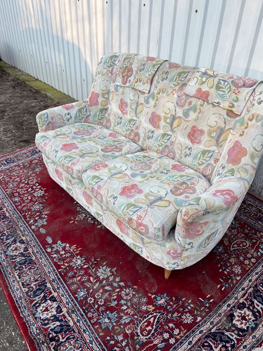 stara ładna sofa .