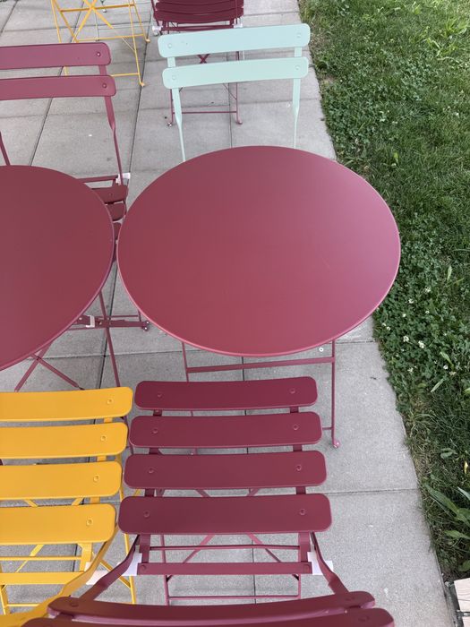 Ogródek letni krzesła ogrodowe metalowe krzesło stolik stół kawiarnia