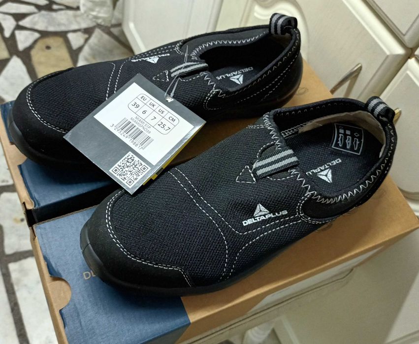 Buty robocze z metalowymi noskami .