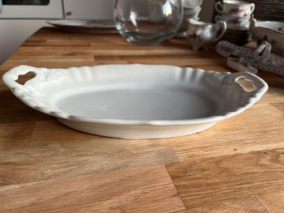 Półmisek biały z reliefem