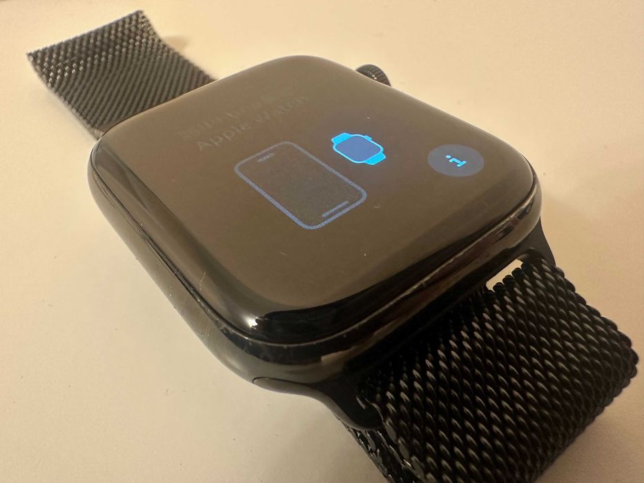 Apple Watch Series 4 – 44 мм з нержавіючої сталі з міланським ремінцем