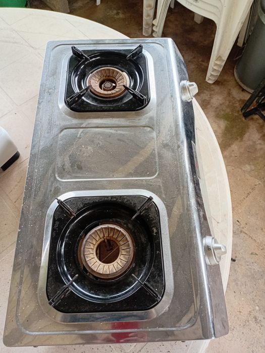 Fogão de dois bicos a gás
Pode ser ligado diretamente a botija