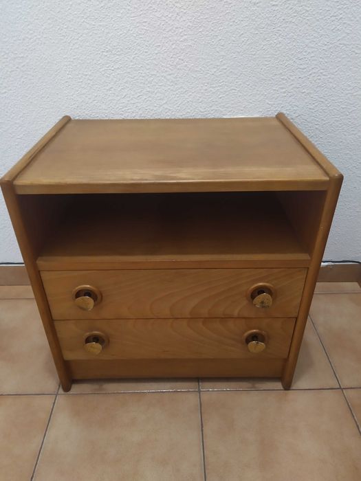 Cama e mesa de cabeceira