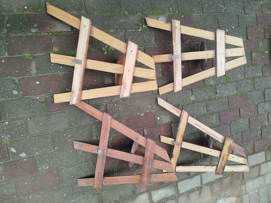 Stary drewniany kwietnik wiszący