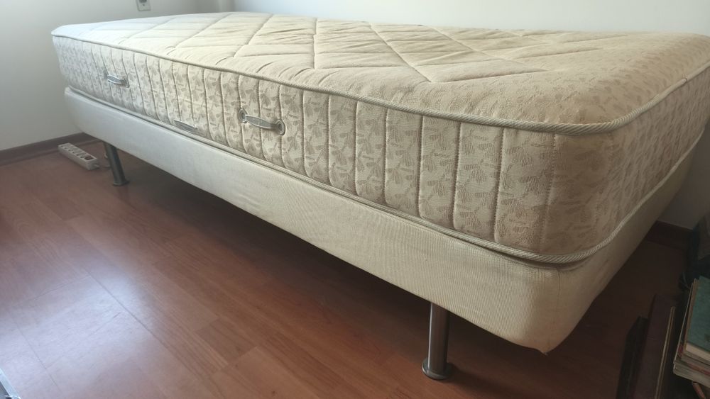 Doação - base de colchão com estrado+ colchão