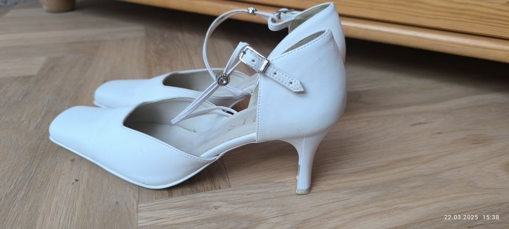 Sprzedam białe buty
