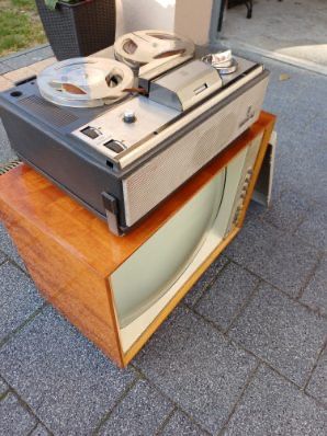 Telewizor. Magnetofon ZK.