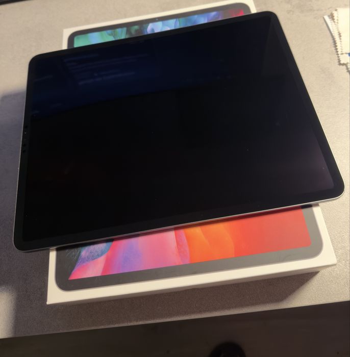 iPad Pro 12.9” 4.ª geração + Magic Keyboard
