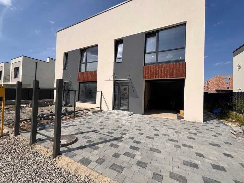 Готовий Дуплекс в Крихівцях 130 к2 2,3 сот всі міські комунікації поруч садок,гараж