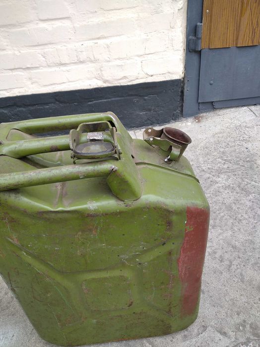 Віддам металеву каністру