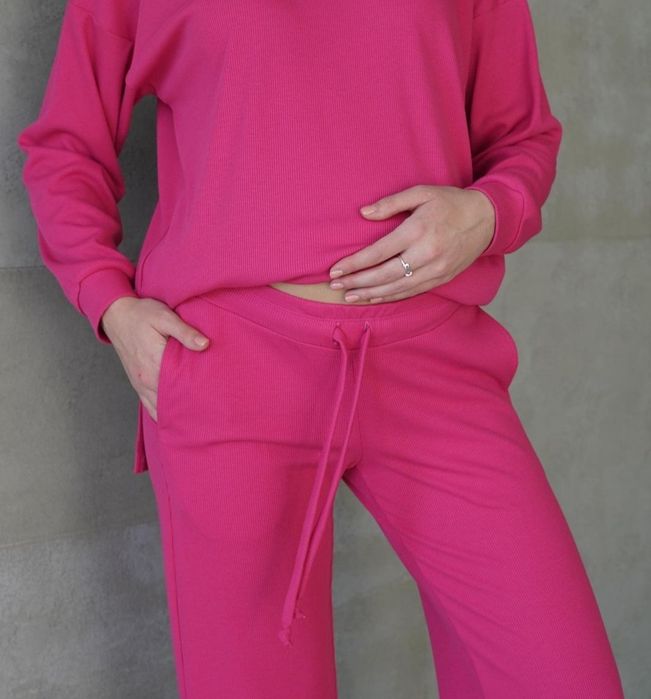 Жіночий костюм в рубчик підійде і для вагітних