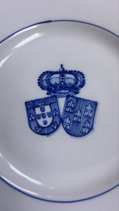 Prato em cerâmica vidrada, assinado. Ver descrição