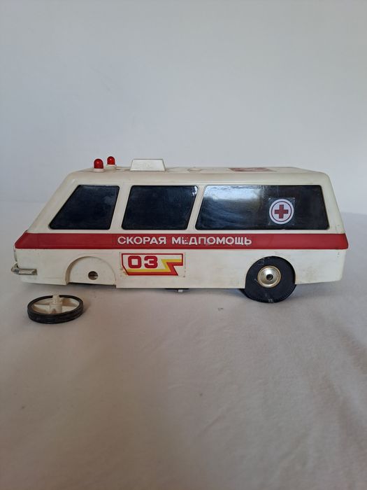 Radziecka zabawka ambulans karetka RAF