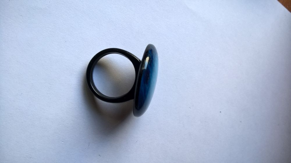 Anel redondo preto e azul (portes incluídos)