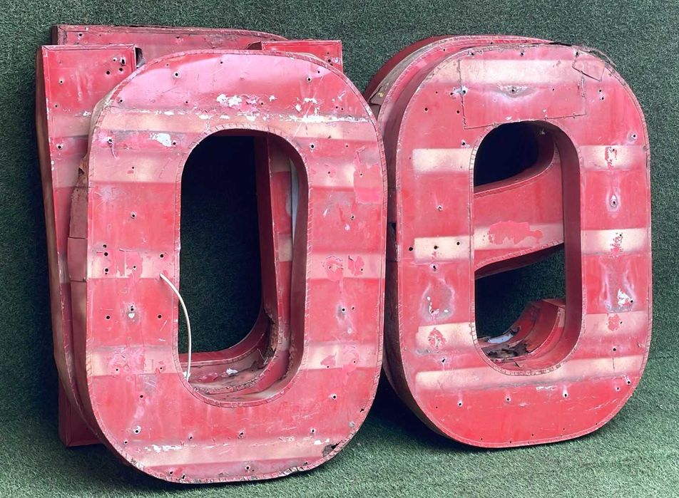 Letras antigas em metal, não eletrificadas