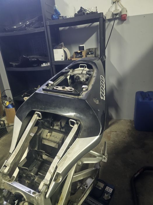 Material gsxr k2 1000