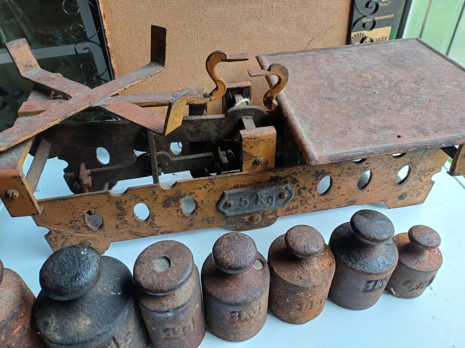 Waga z odważnikami prl staroć antyk zabytek