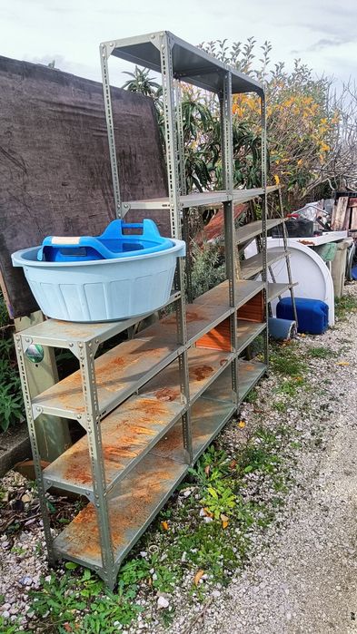 Prateleiras em ferro