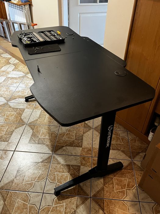 Biurko ultradesk, tesktura włókno węglowe