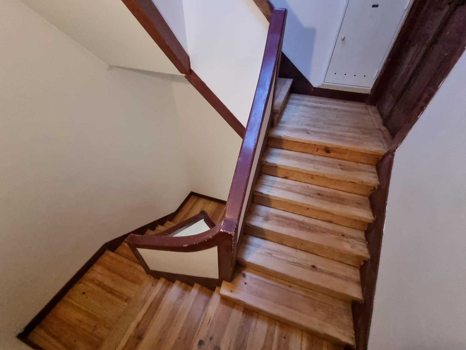 Afagamento de escadas em madeira.