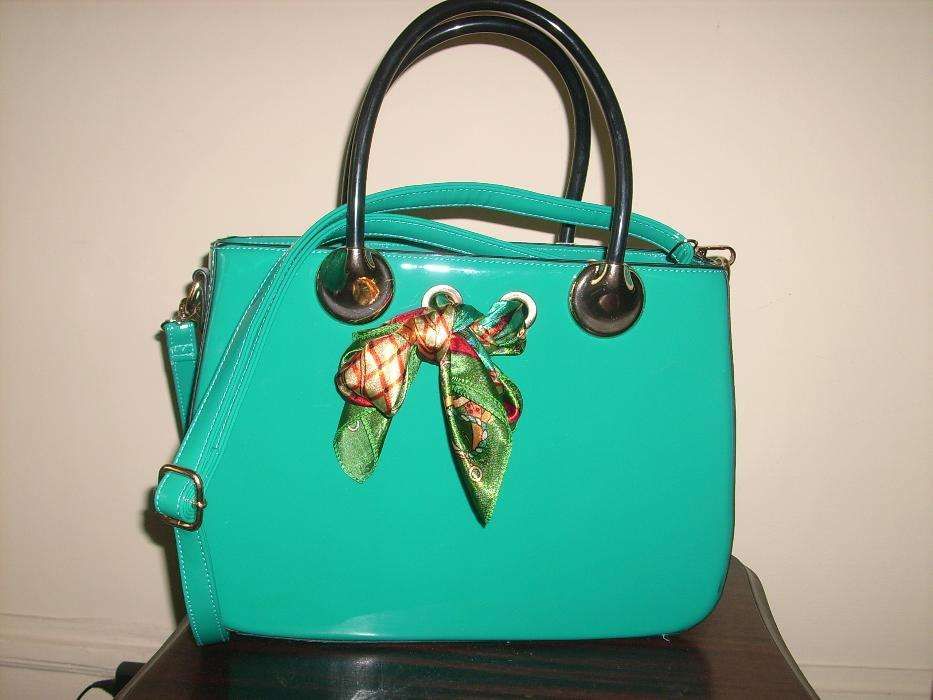 Mala nova de verniz verde água e outras malas