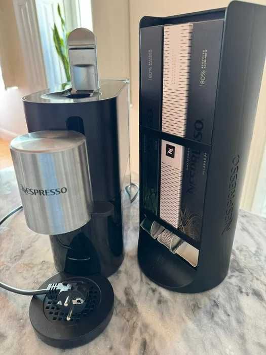 Máquina de Café Nespresso Seminova com Dispensador Touch Sleeve