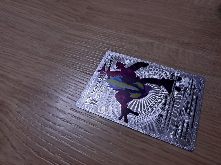Srebrna karta pokemon Toxtricity, Vmax