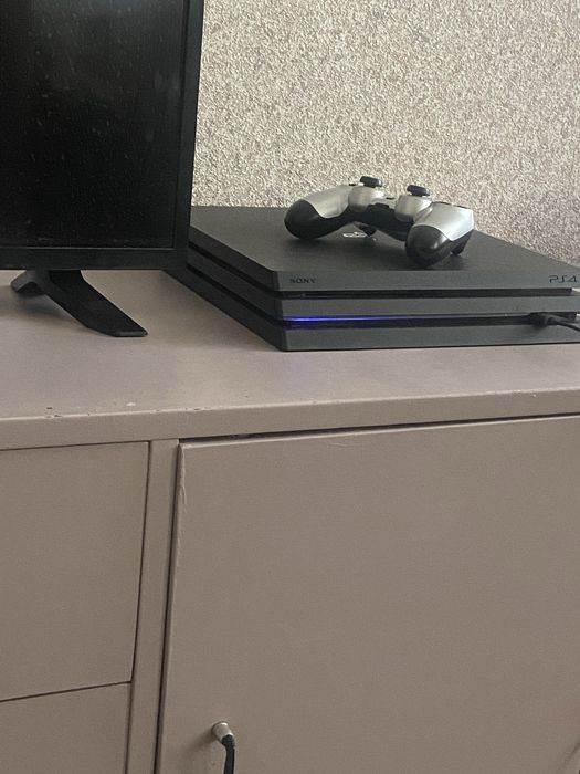 PS 4 pro 1 tb продаю