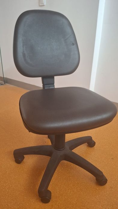 Cadeira escritório em pele castanha
