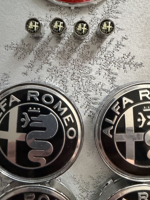 Alfa Romeo emblemat nakrętki napis