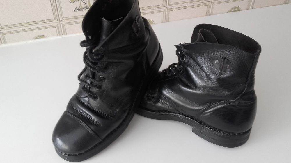Botas da tropa em pele
