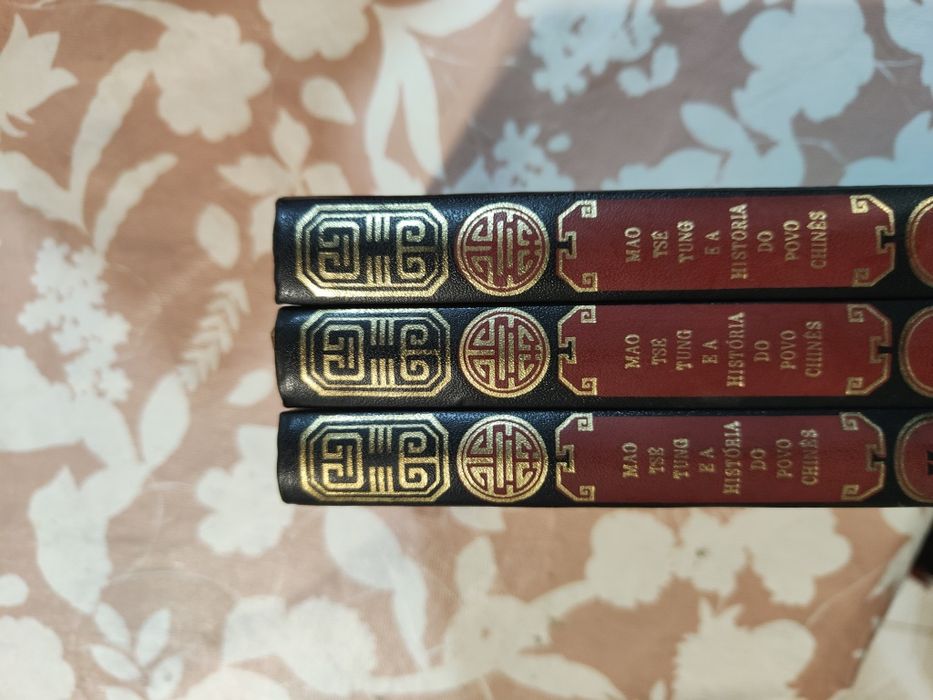 Vendo conjunto de 15 livros de capa dura em excelentes condições.