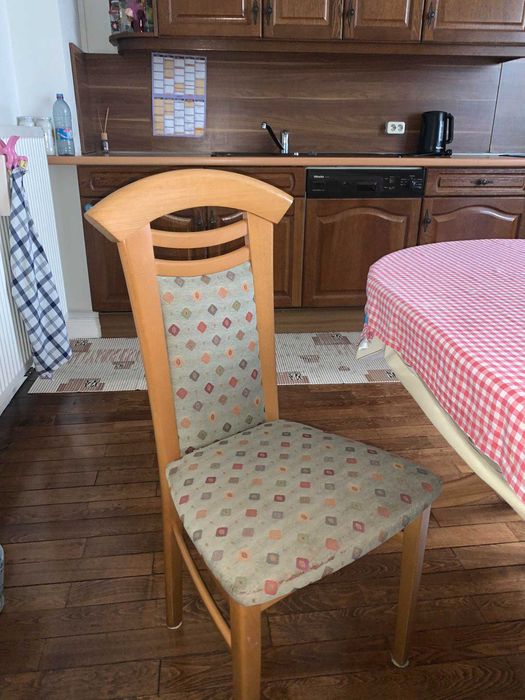 Mesa extensível em madeira com 6 cadeiras