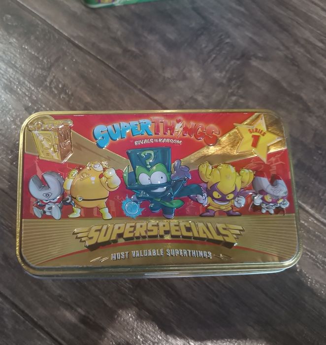 Złota puszka Super Things 9 figurek, dwie bazy, Rzadka Enigma