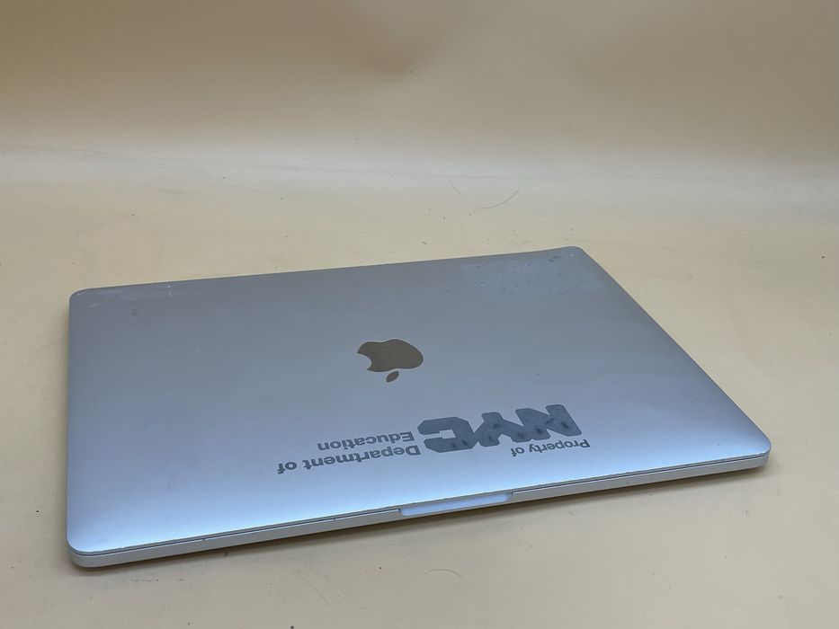 Macbook pro 2020 m1 як не робочий