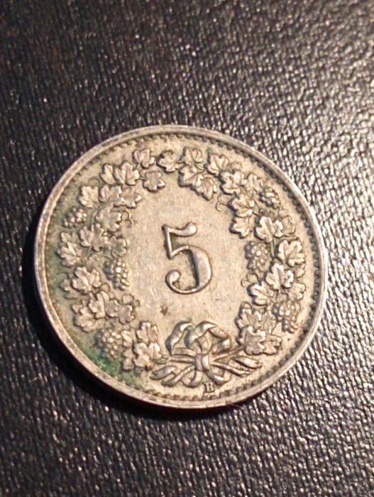 2 moedas de	5 Rappen (1944) e 5 Francos Suiços (1966) conf helvetica