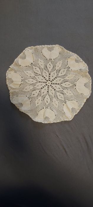 Komplet ręcznie szydelkowanych  serwet