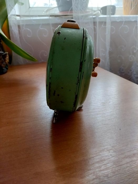 Продам настільний механічний годинник