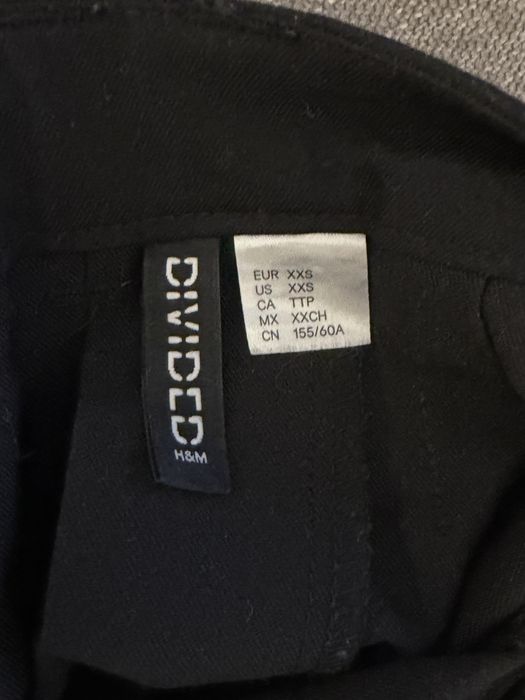 Чорна та сіра міні спідниця від H&M