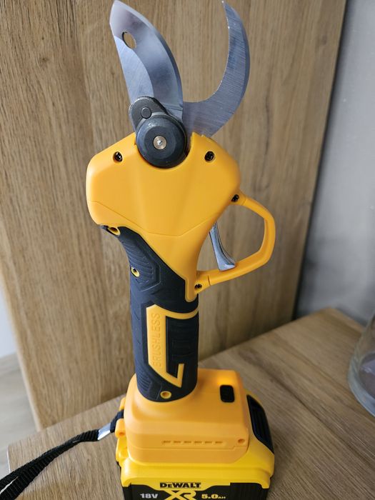 Sekator akumulatorowy do baterii Dewalt