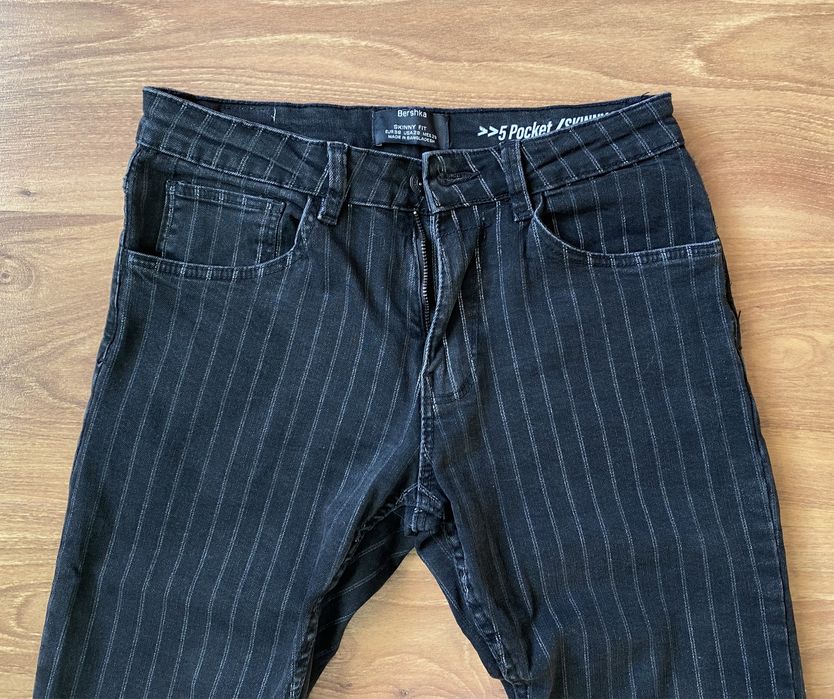 Czarne jeansy w paski, Bershka