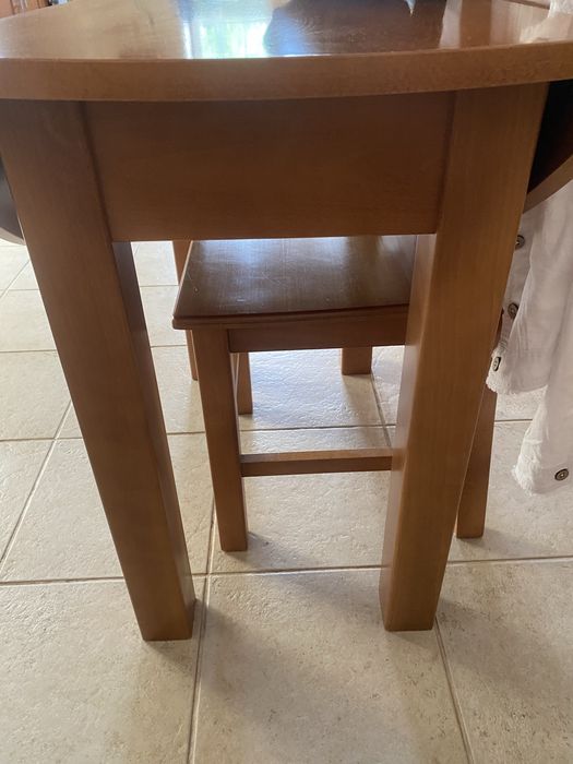 Mesa de cozinha e muito bom estado