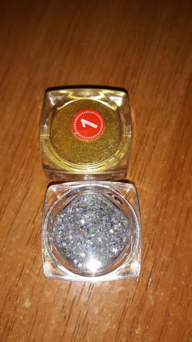 Стразы и голография для маникюра и педикюра