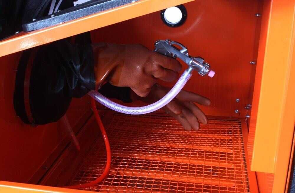 BASS POLSKA Piaskarka Kabinowa 250l Pistolet + Rękawice Dysze BP4267