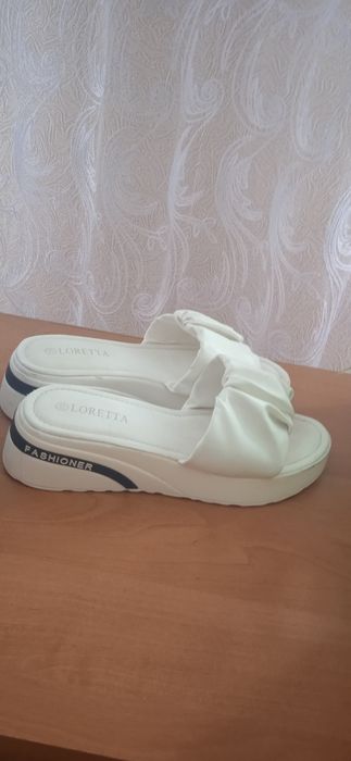 Шльопанці, босоніжки жіночі.